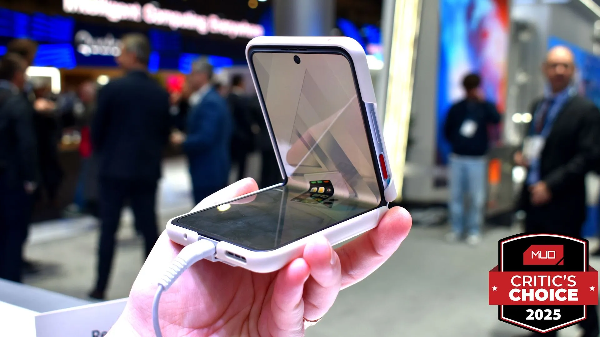 Điện thoại Nubia Flip 2 gập lại, mở hé một phần tại MWC 2025 với giải thưởng