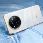 Điện thoại Realme 14 Pro Plus màu trắng chuyển sang xanh dương khi tiếp xúc với nhiệt độ lạnh