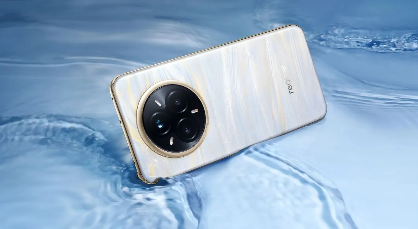 Điện thoại Realme 14 Pro Plus màu trắng chuyển sang xanh dương khi tiếp xúc với nhiệt độ lạnh