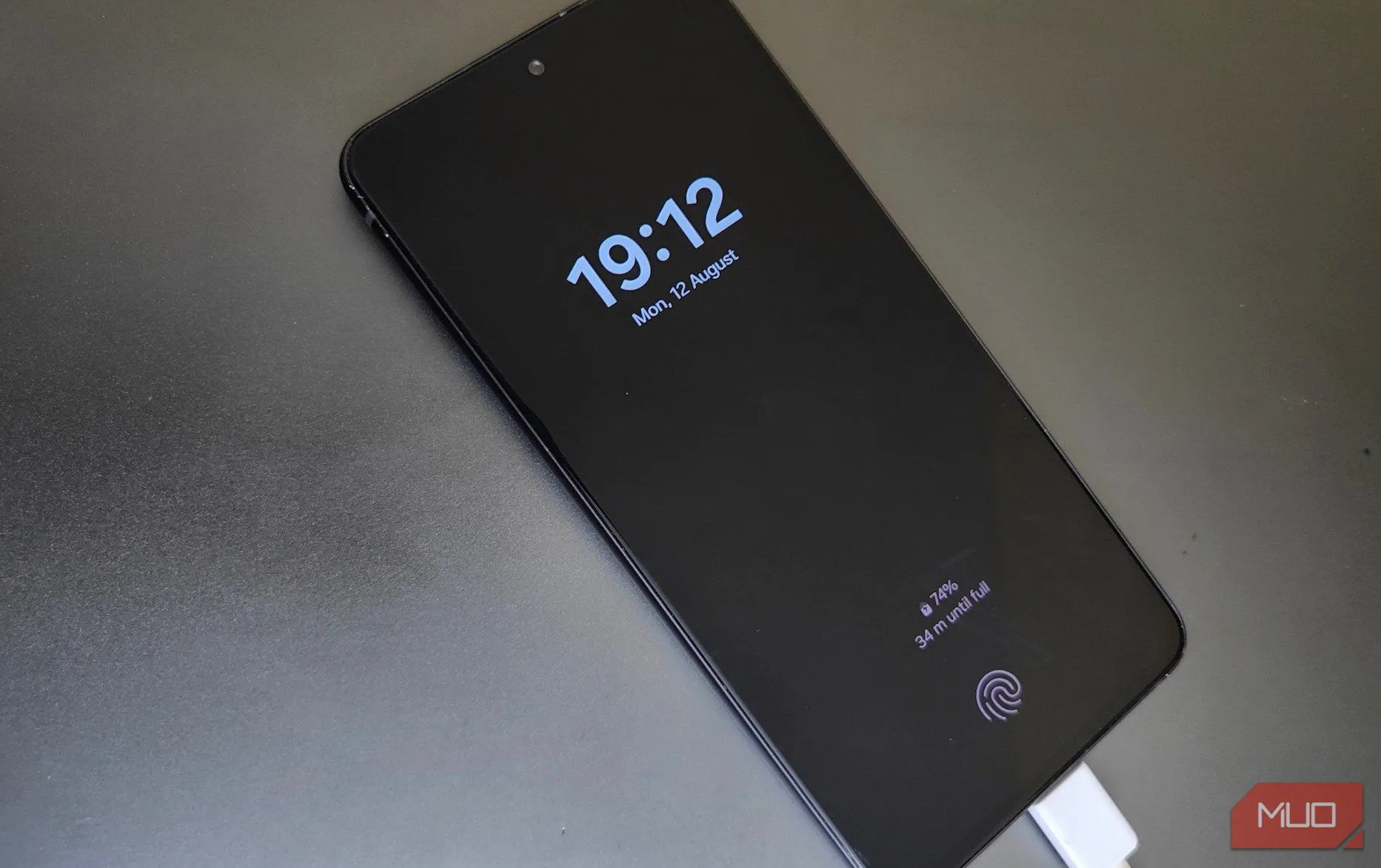 Điện thoại Samsung đang được sạc trên bàn làm việc, minh họa tốc độ sạc chậm so với các đối thủ
