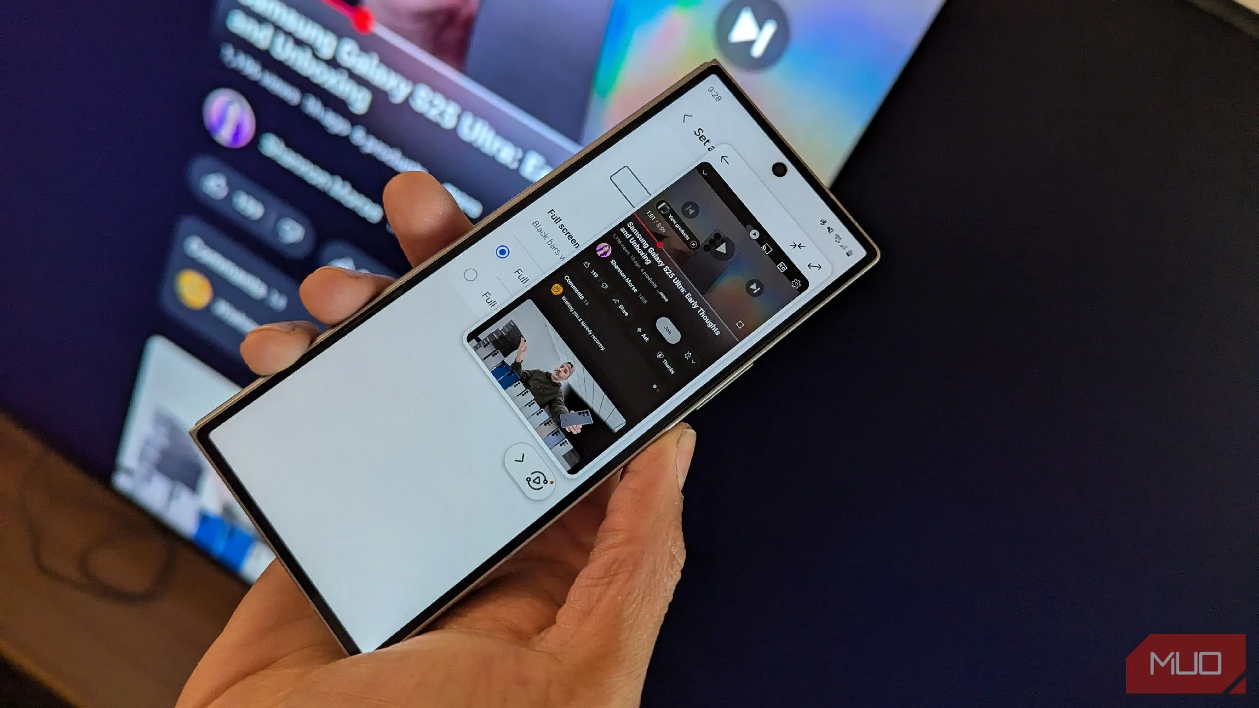 Điện thoại Samsung Galaxy đang phản chiếu màn hình lên TV qua tính năng Tap View