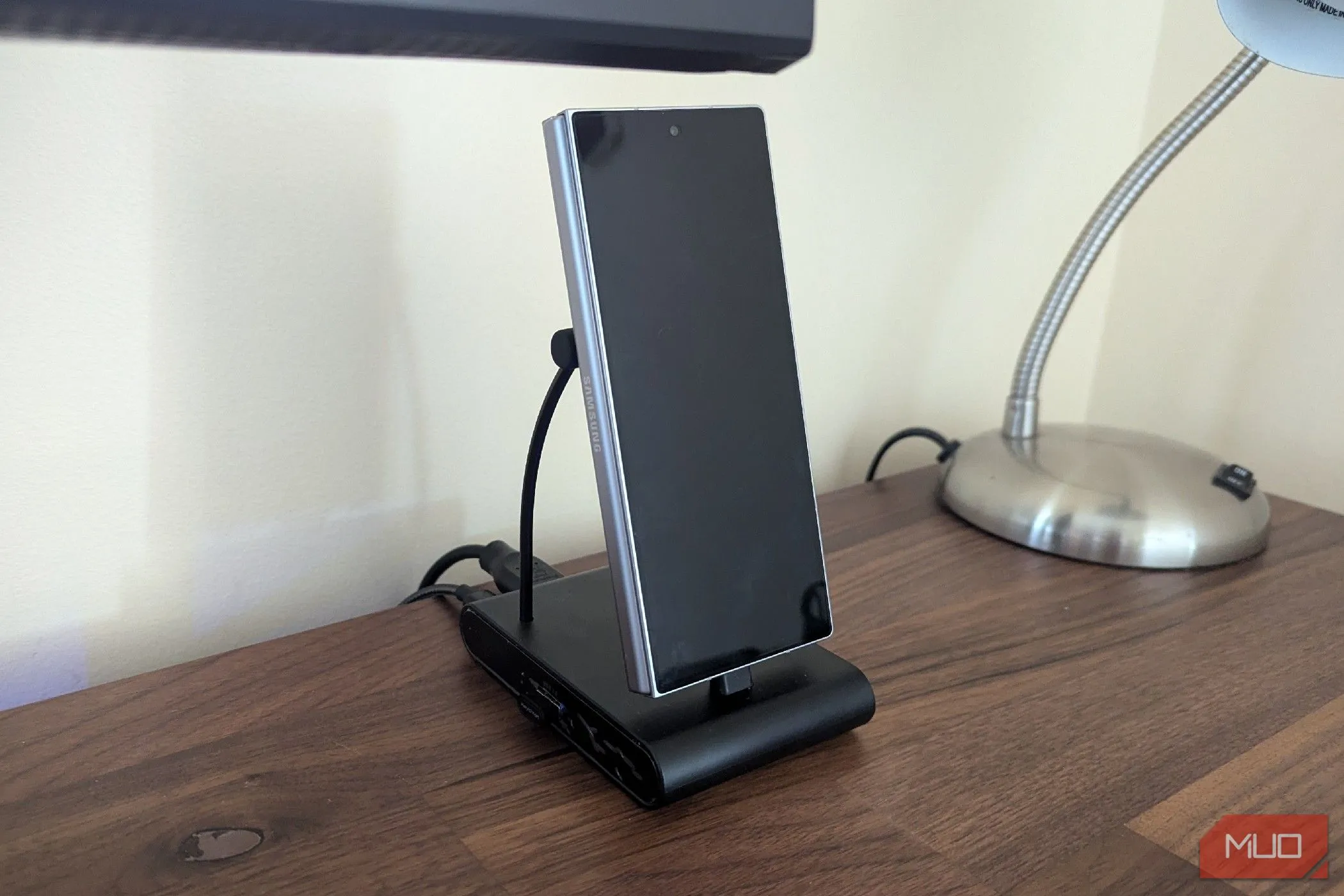 Điện thoại Samsung Galaxy Z Fold 6 được đặt trên đế sạc USB-C