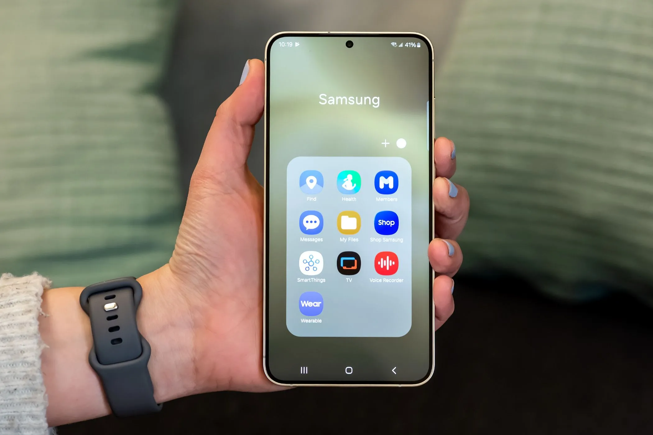 Điện thoại Samsung hiển thị thư mục chứa nhiều ứng dụng cài sẵn của Samsung và Microsoft