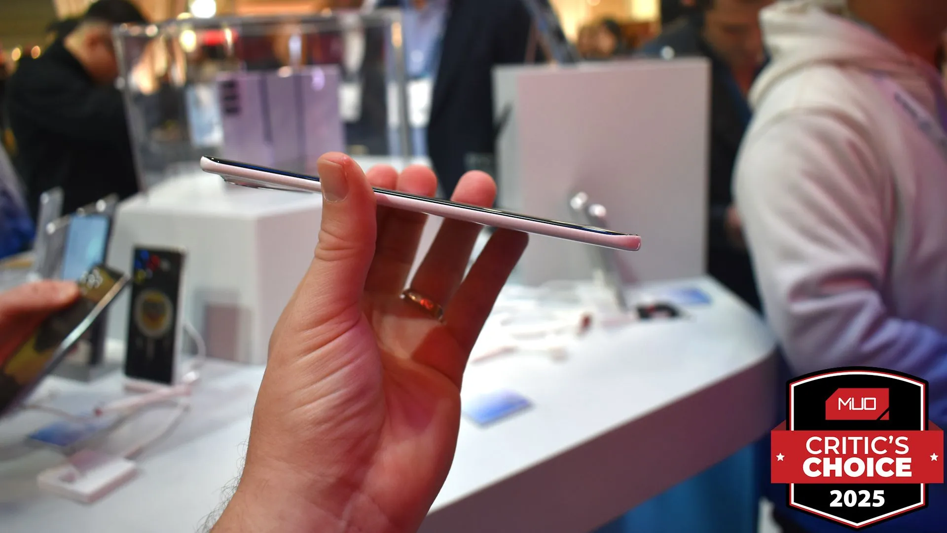 Điện thoại Tecno Spark Slim siêu mỏng nhìn từ cạnh bên tại MWC 2025 với giải thưởng