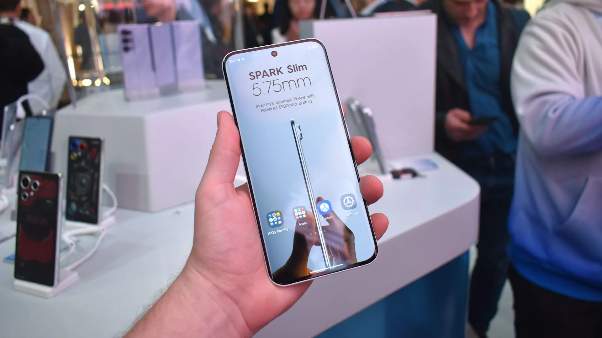 Điện thoại Tecno Spark Slim siêu mỏng trưng bày tại MWC 2025
