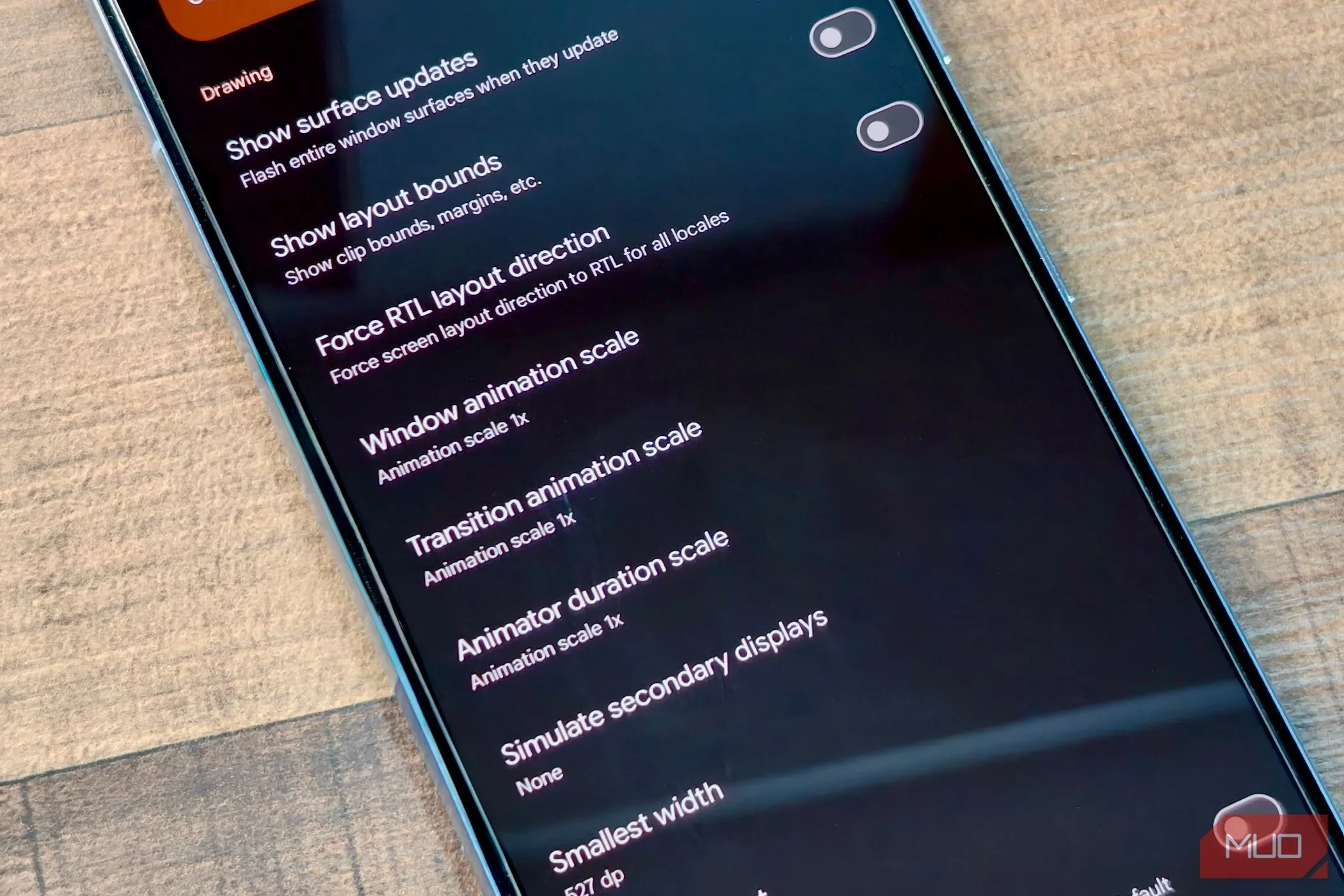 Điều chỉnh các tùy chọn tỉ lệ hoạt ảnh hệ thống (Window animation scale, Transition animation scale, Animator duration scale) trong Developer Options Android.