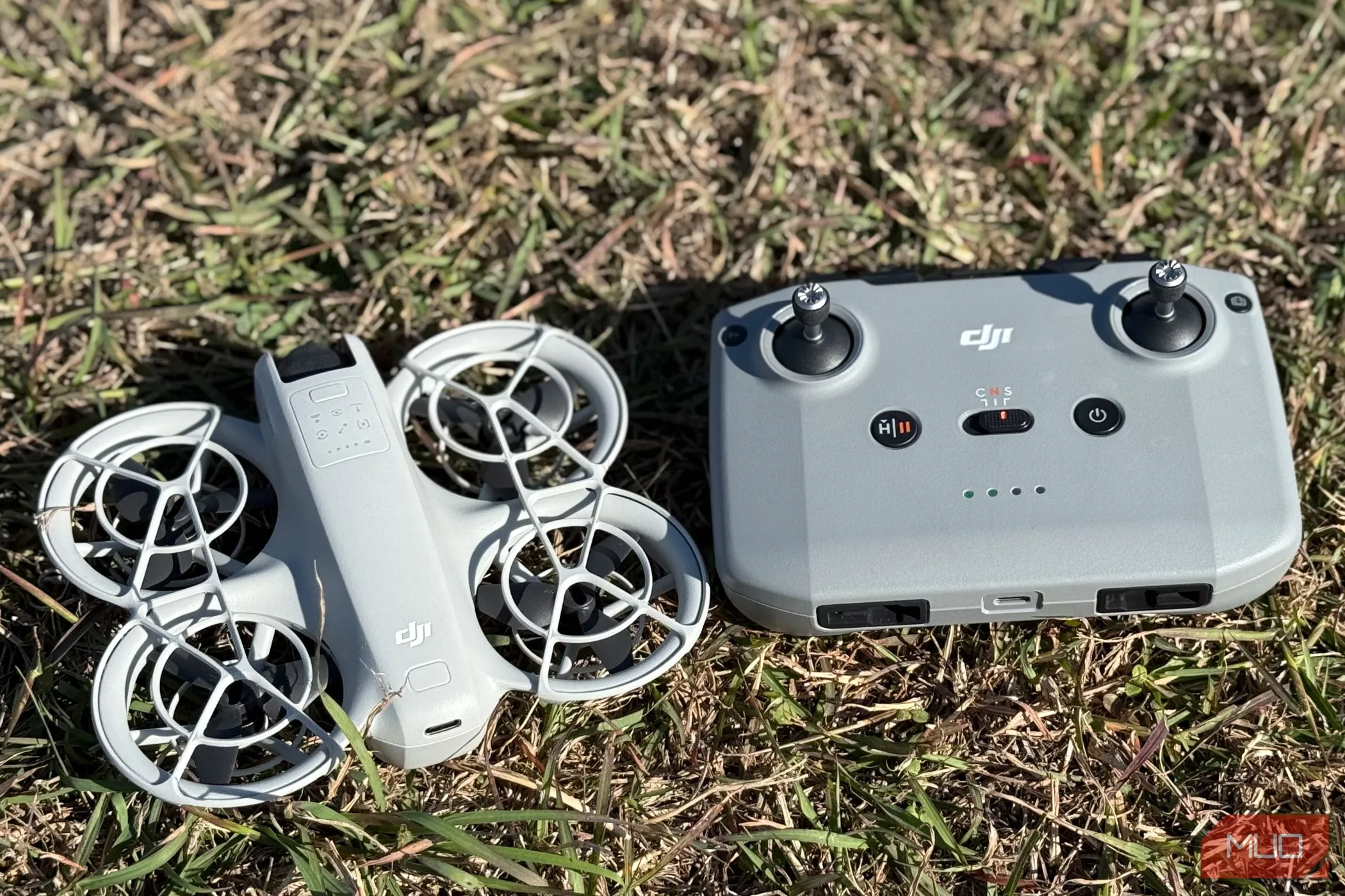 DJI Neo cạnh bộ điều khiển DJI RC-N3, minh họa khả năng nâng cấp trải nghiệm bay