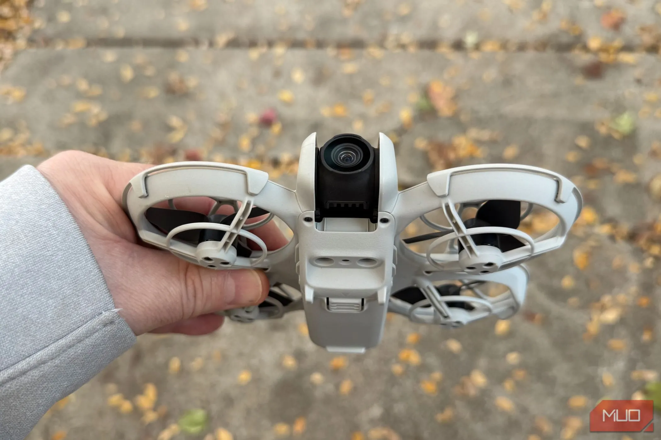 DJI Neo trong lòng bàn tay, minh họa kích thước nhỏ gọn và trọng lượng siêu nhẹ