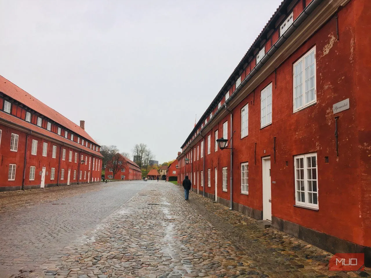 Doanh trại màu đỏ của pháo đài Kastellet nổi bật dưới bầu trời nhiều mây, tạo nên một khung cảnh uy nghi.