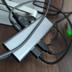 Dock USB-C thông thường với nhiều dây cáp, gây lộn xộn trên bàn làm việc.