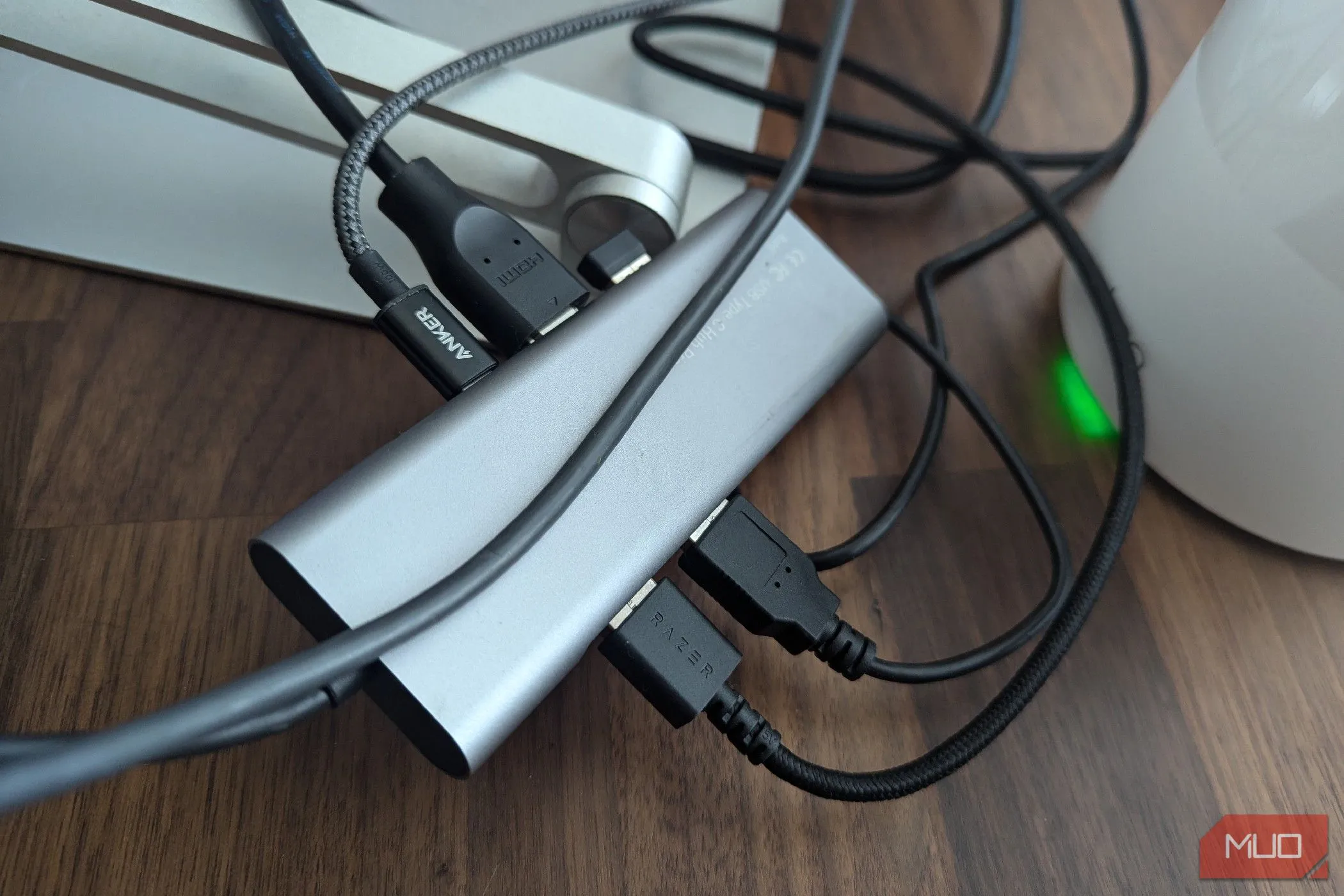 Dock USB-C thông thường với nhiều dây cáp, gây lộn xộn trên bàn làm việc.