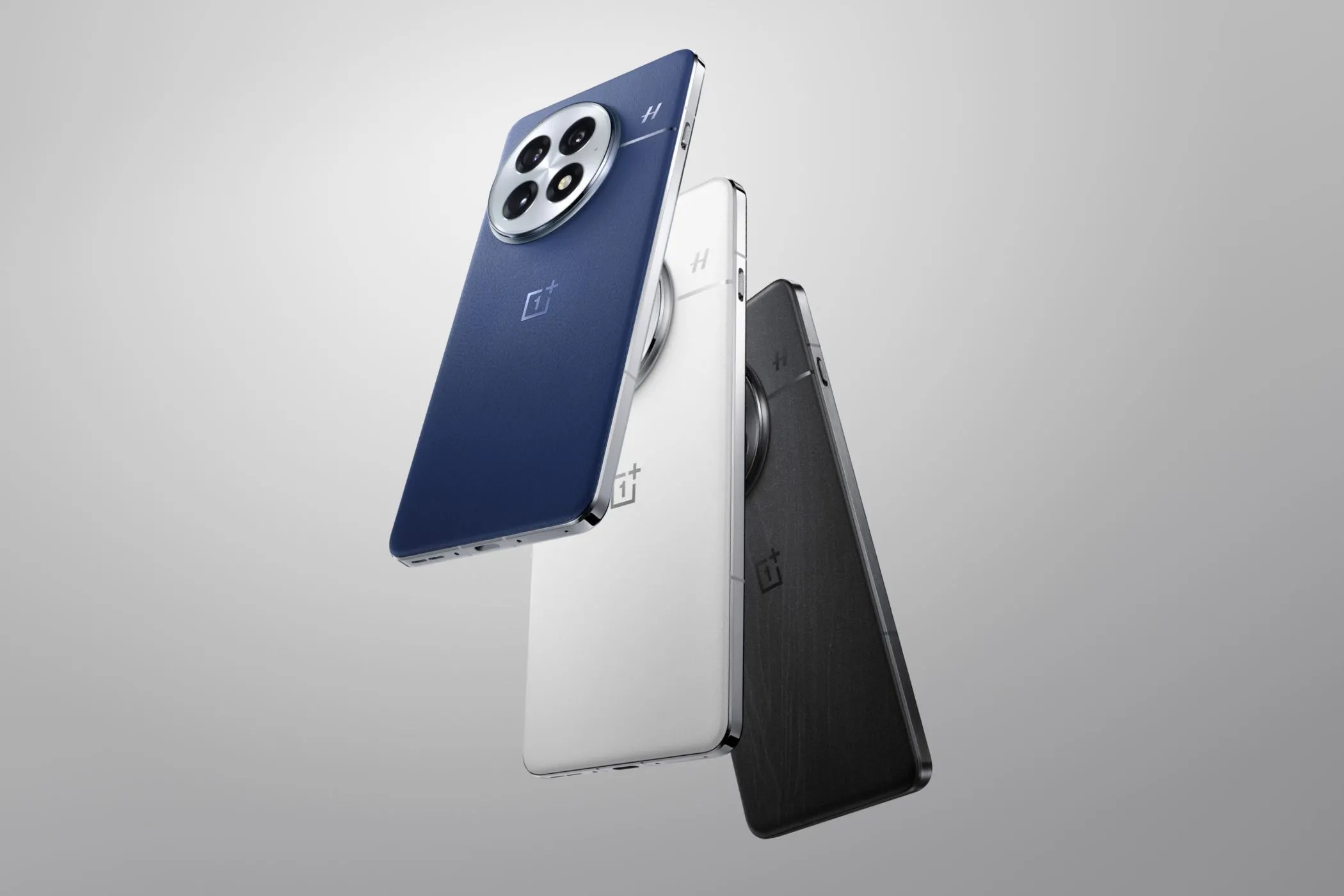 Dòng điện thoại OnePlus 13 với các tùy chọn màu sắc xanh, trắng và đen, minh họa cho các mẫu smartphone dùng pin Silicon-Carbon dung lượng lớn.