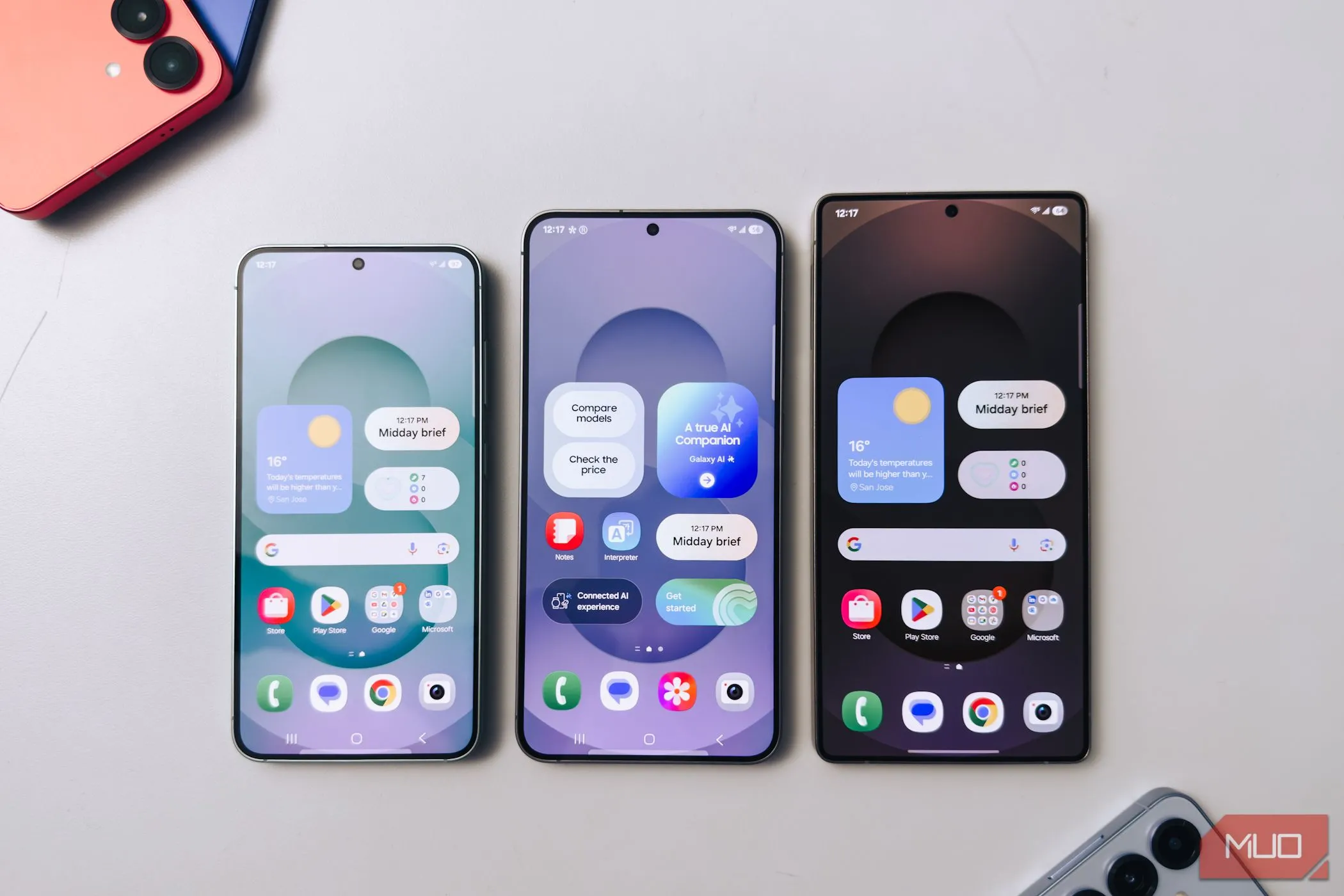 Dòng điện thoại Samsung Galaxy S25 hiển thị màn hình hoạt động, minh họa phần mềm được tối ưu hóa cho trải nghiệm người dùng mượt mà