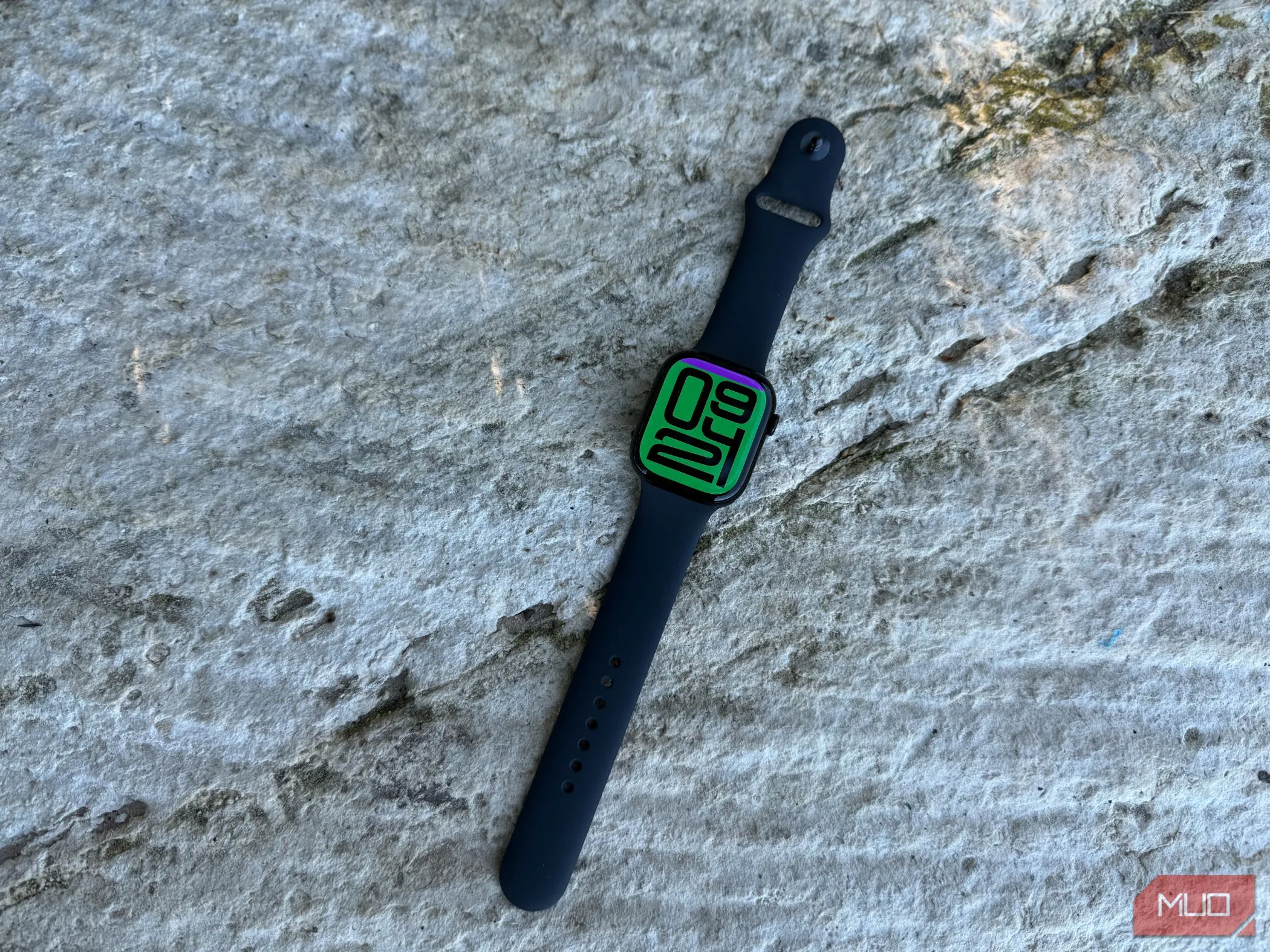 Đồng hồ thông minh Apple Watch Series 10 màu xanh navy hiển thị mặt đồng hồ Flux độc đáo