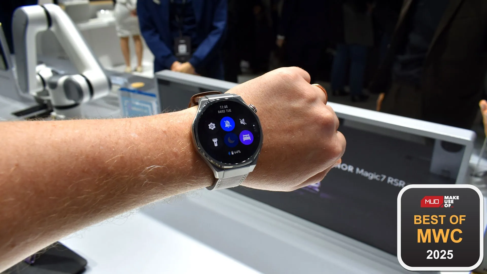 Đồng hồ thông minh Honor Watch 5 Ultra tại MWC 2025, nổi bật với màn hình AMOLED và vật liệu titanium cao cấp