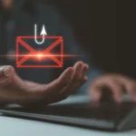Email lừa đảo tuyển dụng (phishing) với biểu tượng tin nhắn, phong bì và lưỡi câu, cạnh laptop, minh họa nguy cơ an ninh mạng.