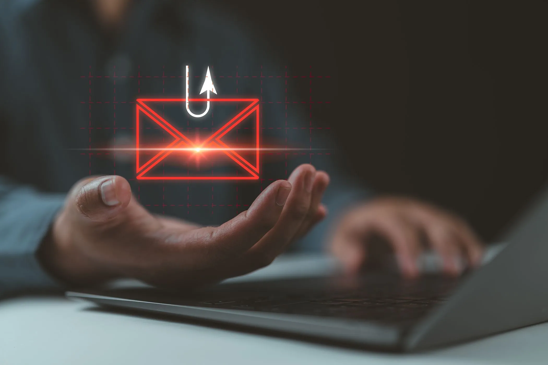 Email lừa đảo tuyển dụng (phishing) với biểu tượng tin nhắn, phong bì và lưỡi câu, cạnh laptop, minh họa nguy cơ an ninh mạng.