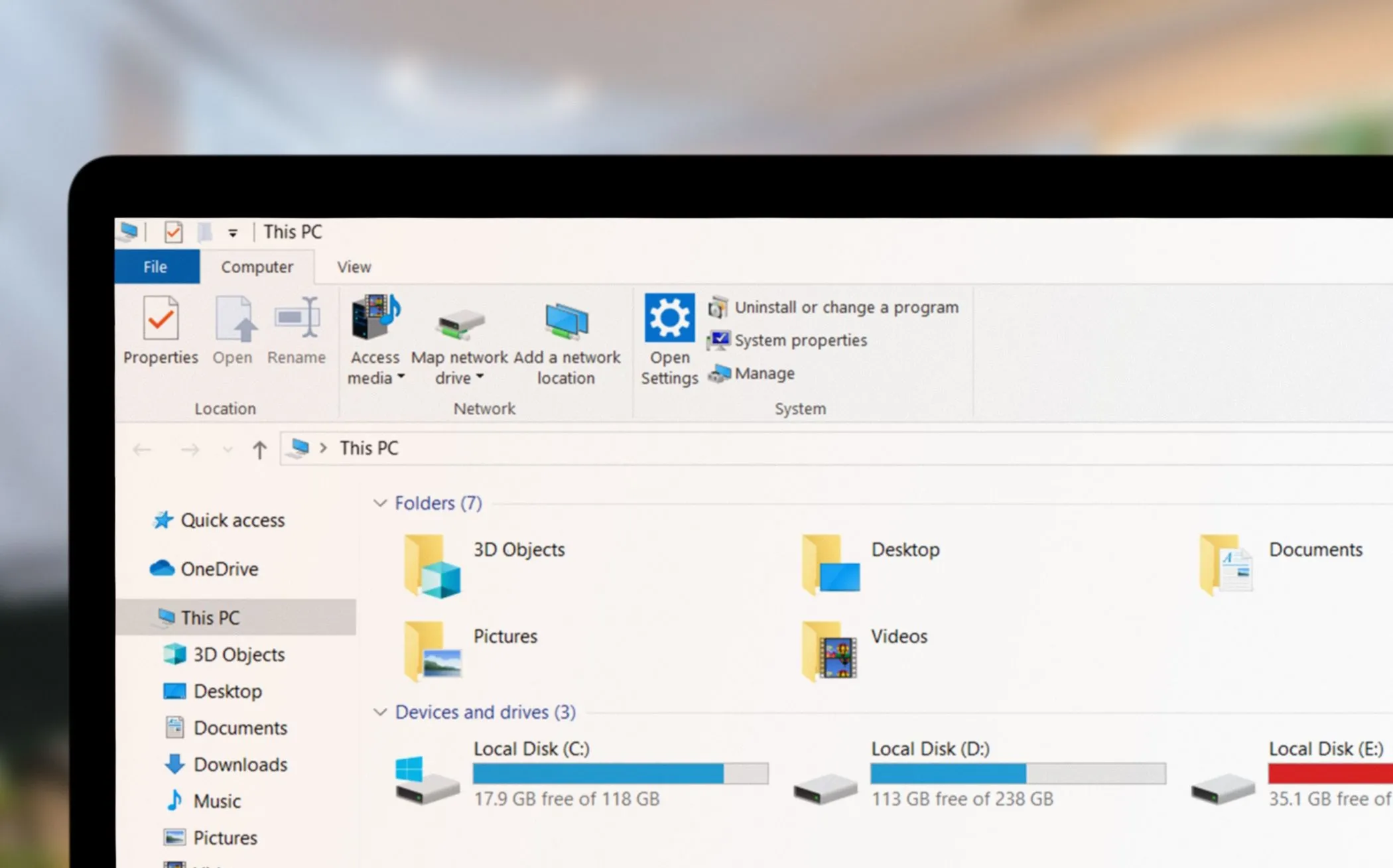 File Explorer mở trên máy tính xách tay Windows hiển thị cấu trúc thư mục và thanh điều hướng