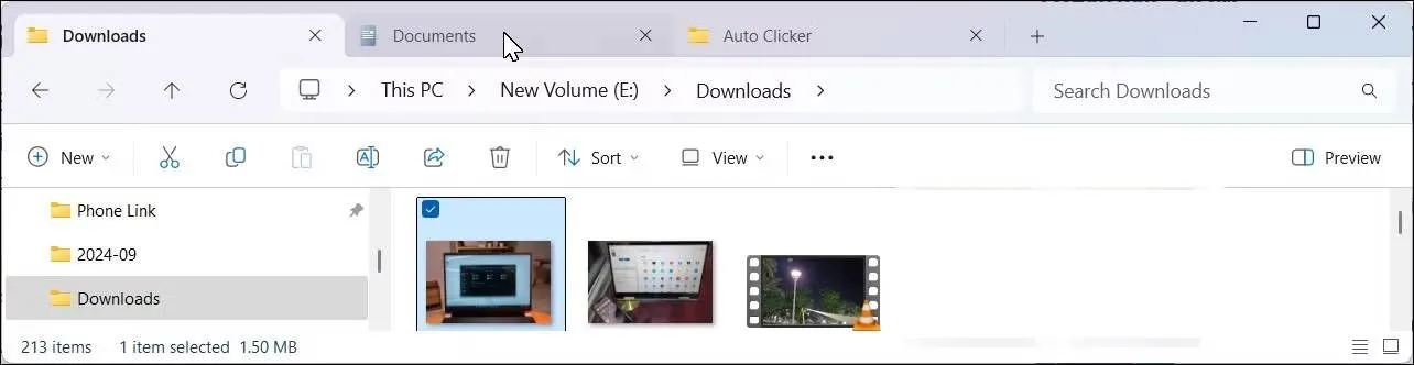 File Explorer trên Windows 11 với nhiều tab được mở, giúp người dùng quản lý tệp hiệu quả.
