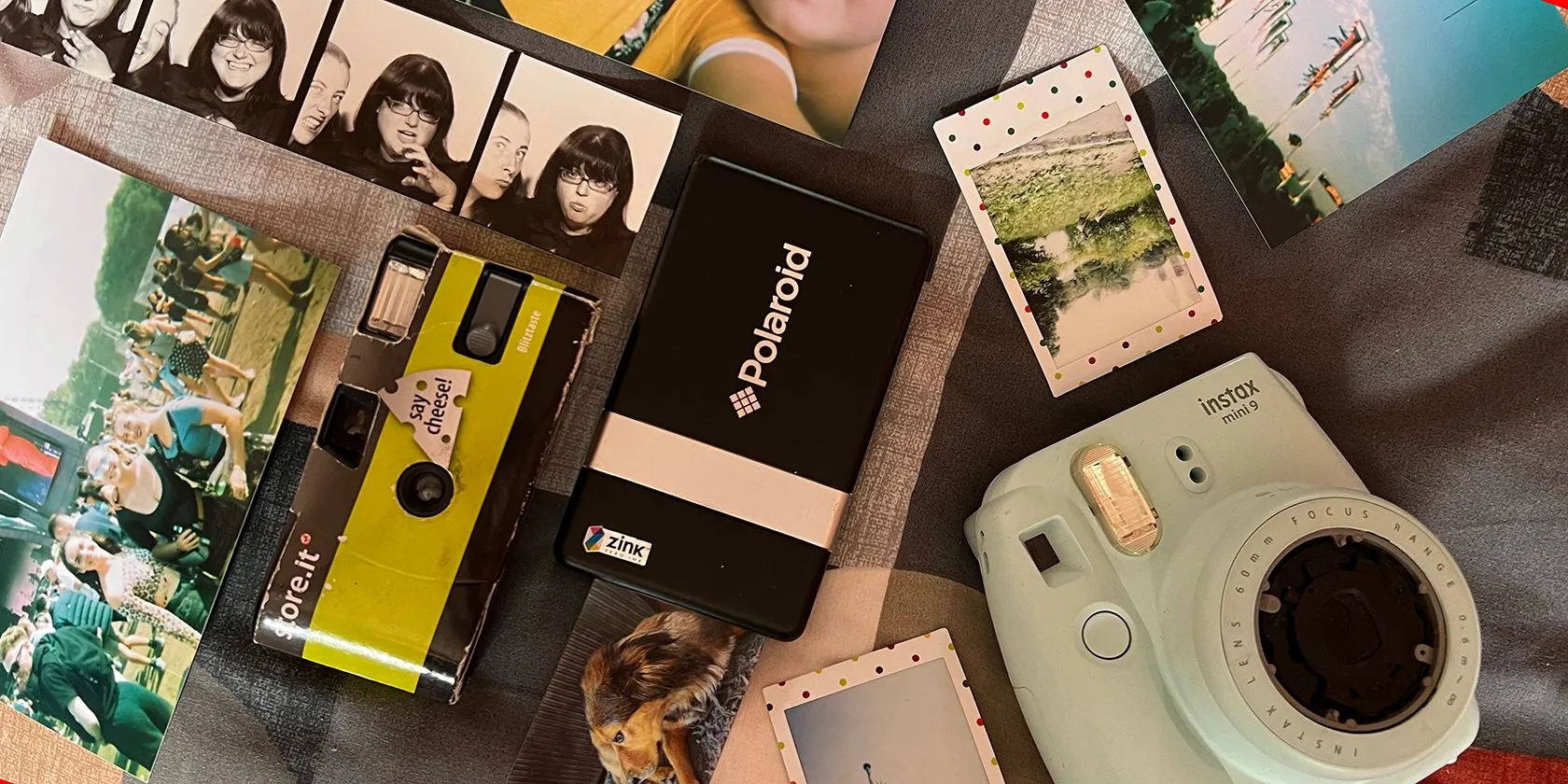Flatlay các máy ảnh và ảnh in cũ