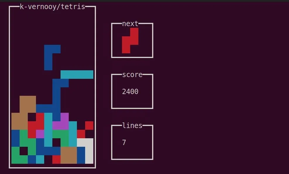 Game Tetris hiển thị trong giao diện terminal của Linux, minh họa trò chơi rèn luyện tính kiên trì và tư duy nhanh nhạy