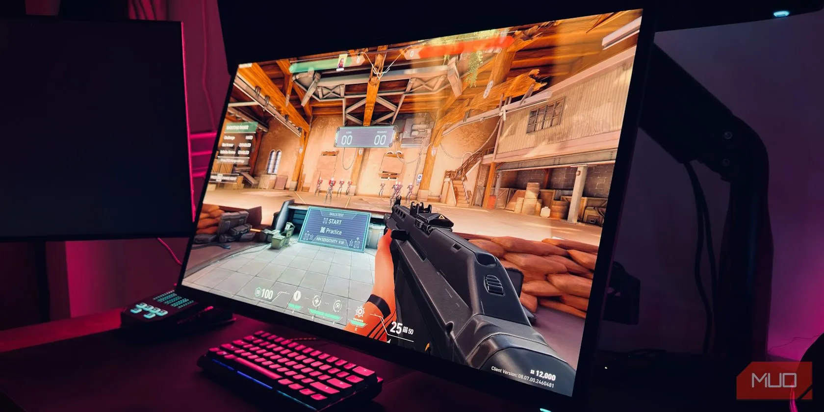 Game Valorant hiển thị mượt mà trên màn hình OLED tần số quét cao, bàn phím và chuột gaming.