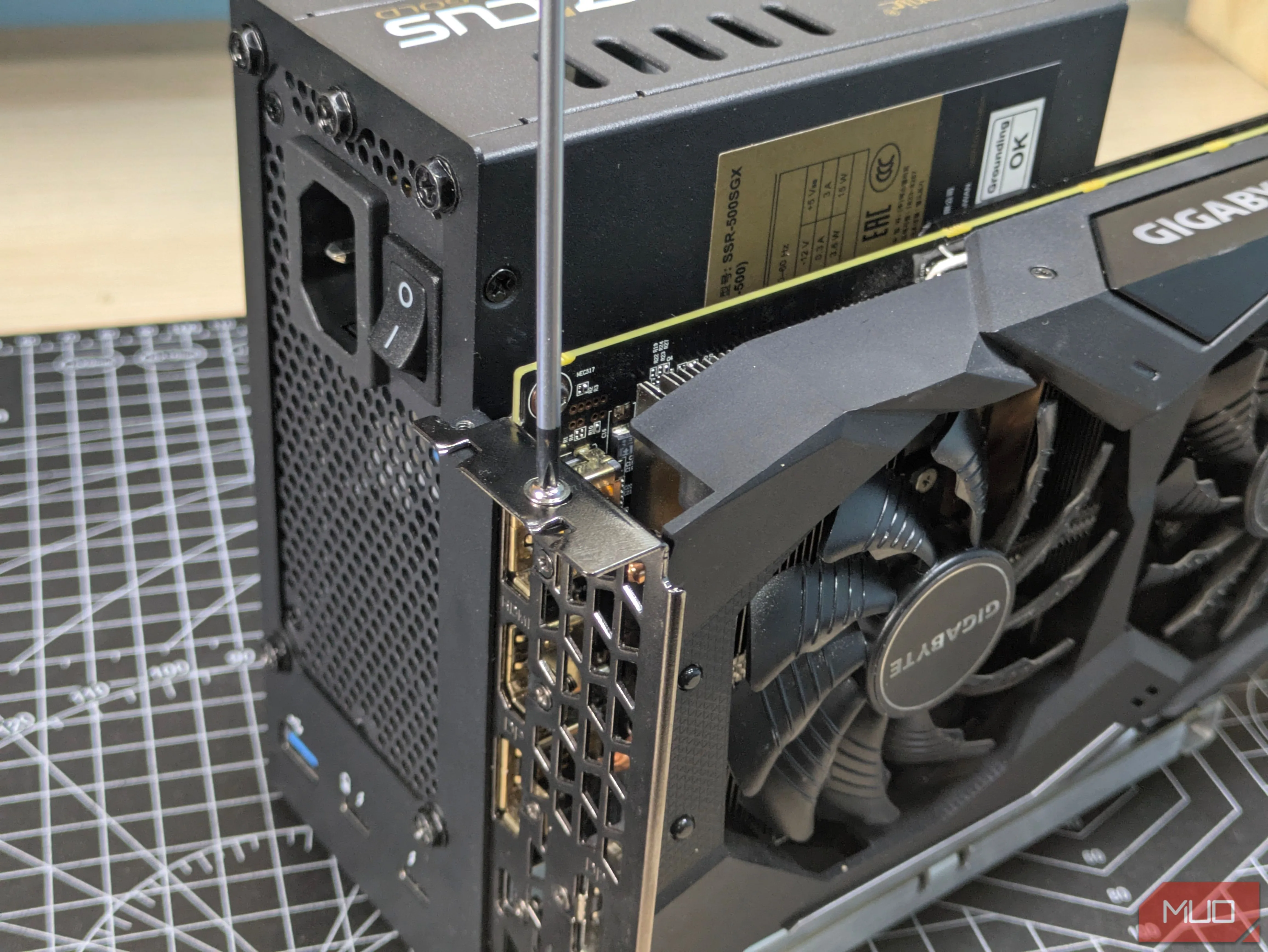 Gắn chặt card đồ họa (GPU) vào khe PCIe và cố định bộ nguồn (PSU) trên khung giá đỡ của dock eGPU, đảm bảo ổn định.