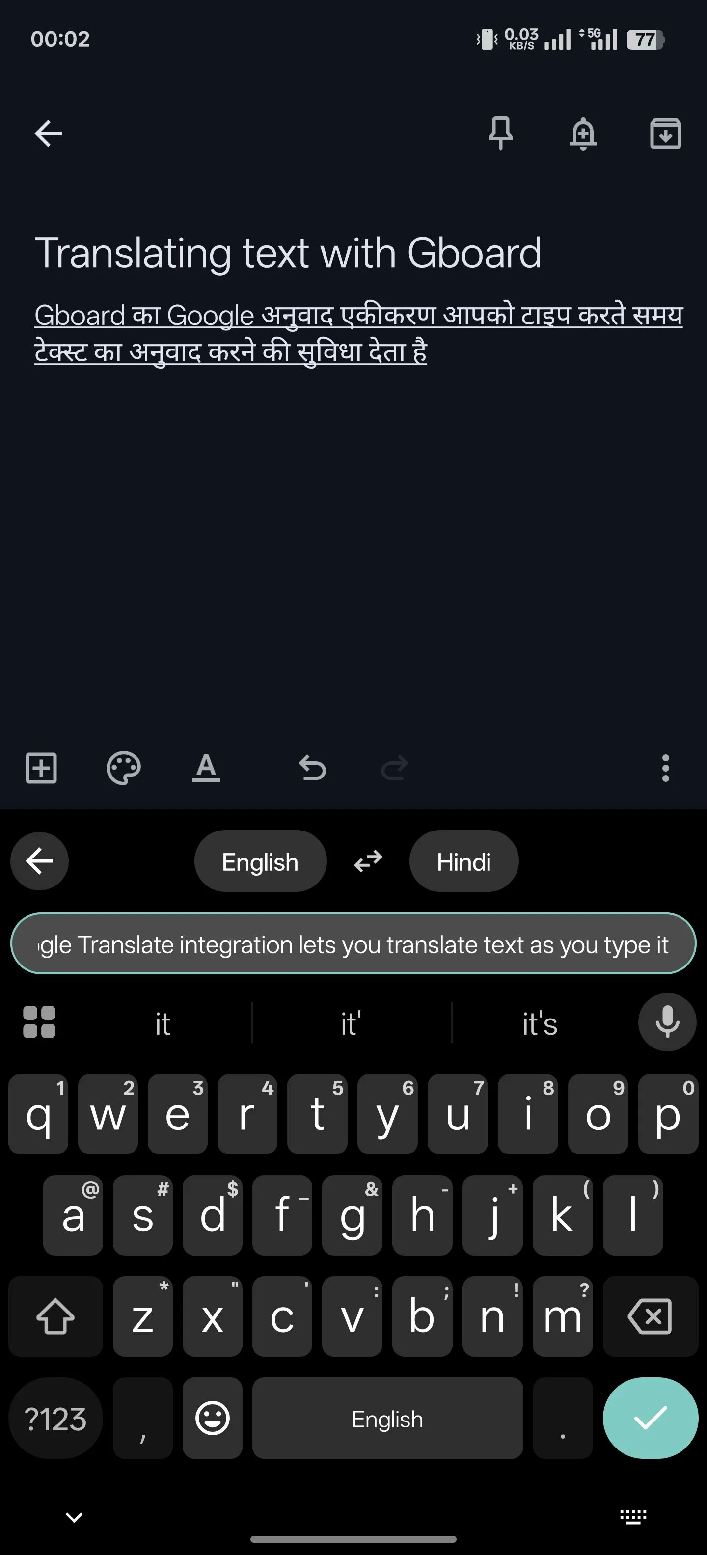 Gboard đang dịch văn bản trực tiếp khi người dùng gõ, hiển thị tùy chọn ngôn ngữ đầu vào và đầu ra.