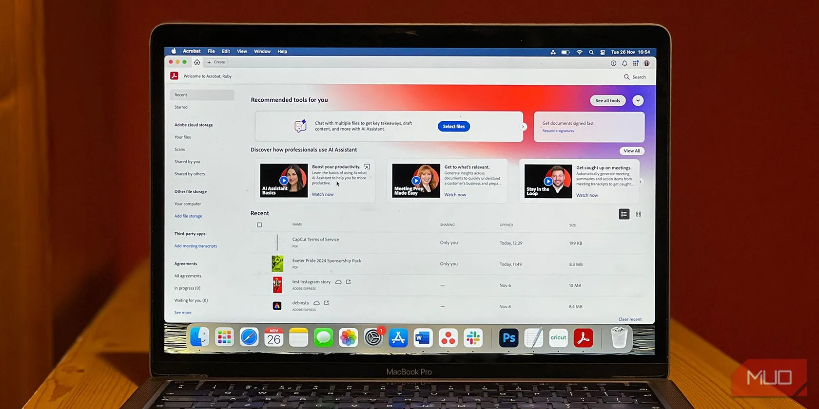 Giao diện Adobe Acrobat AI Assistant trên máy Mac, hiển thị khả năng phân tích và tóm tắt PDF