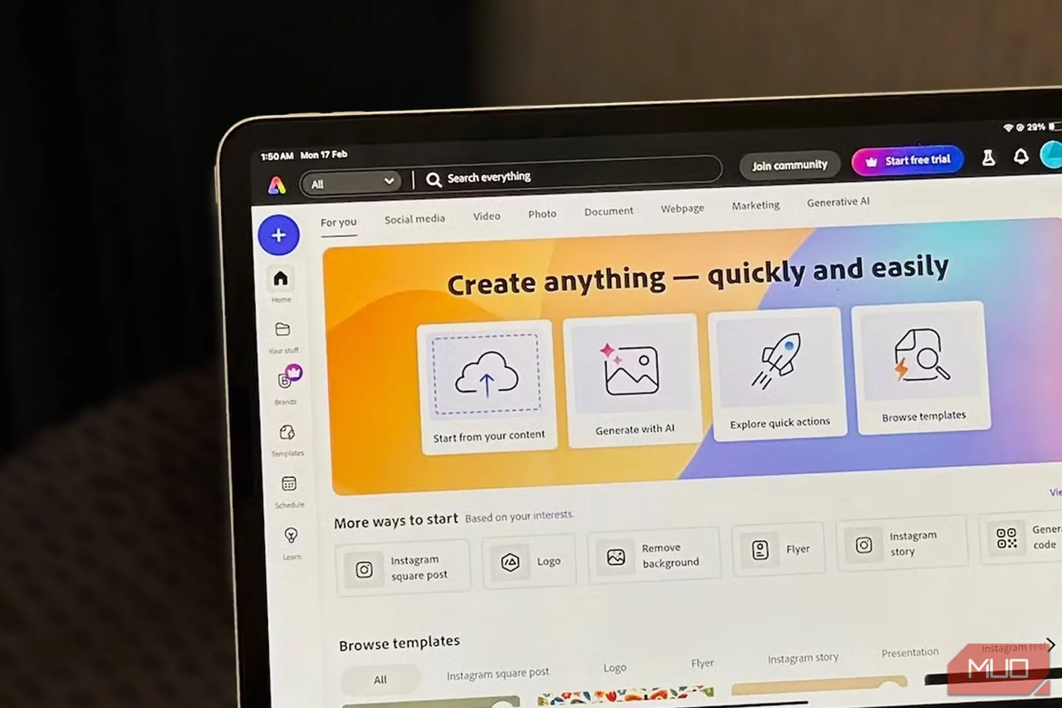 Giao diện Adobe Express mở trên iPad với các tùy chọn chỉnh sửa