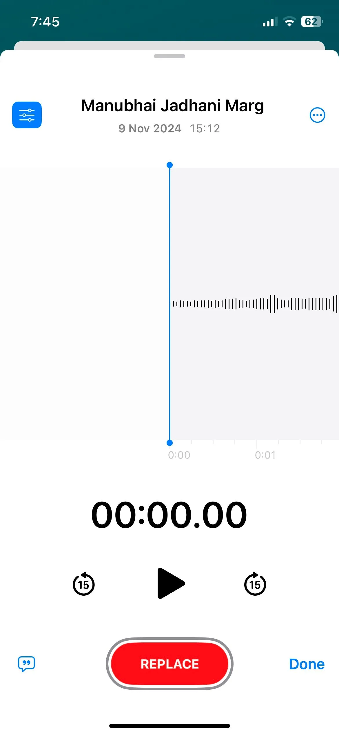 Giao diện bản ghi âm trong ứng dụng Ghi âm trên iPhone, hiển thị tùy chọn &quot;Cải thiện bản ghi&quot;