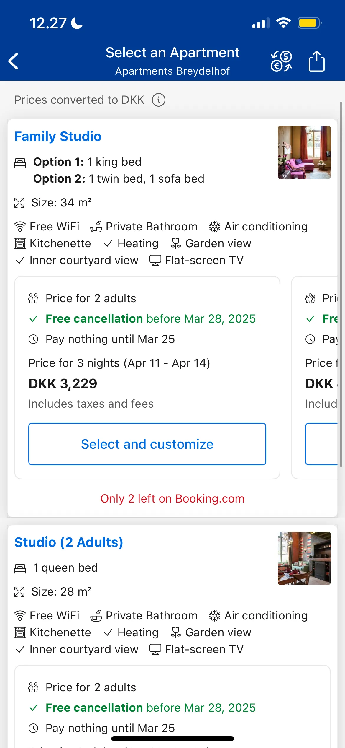 Giao diện Booking.com hiển thị các tùy chọn loại phòng và chính sách hủy miễn phí