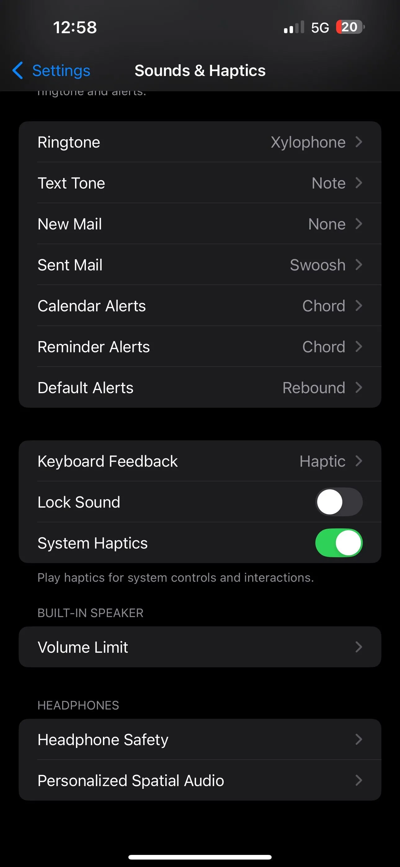 Giao diện cài đặt Âm thanh & Cảm ứng trên iPhone với tùy chọn Giới hạn âm lượng.