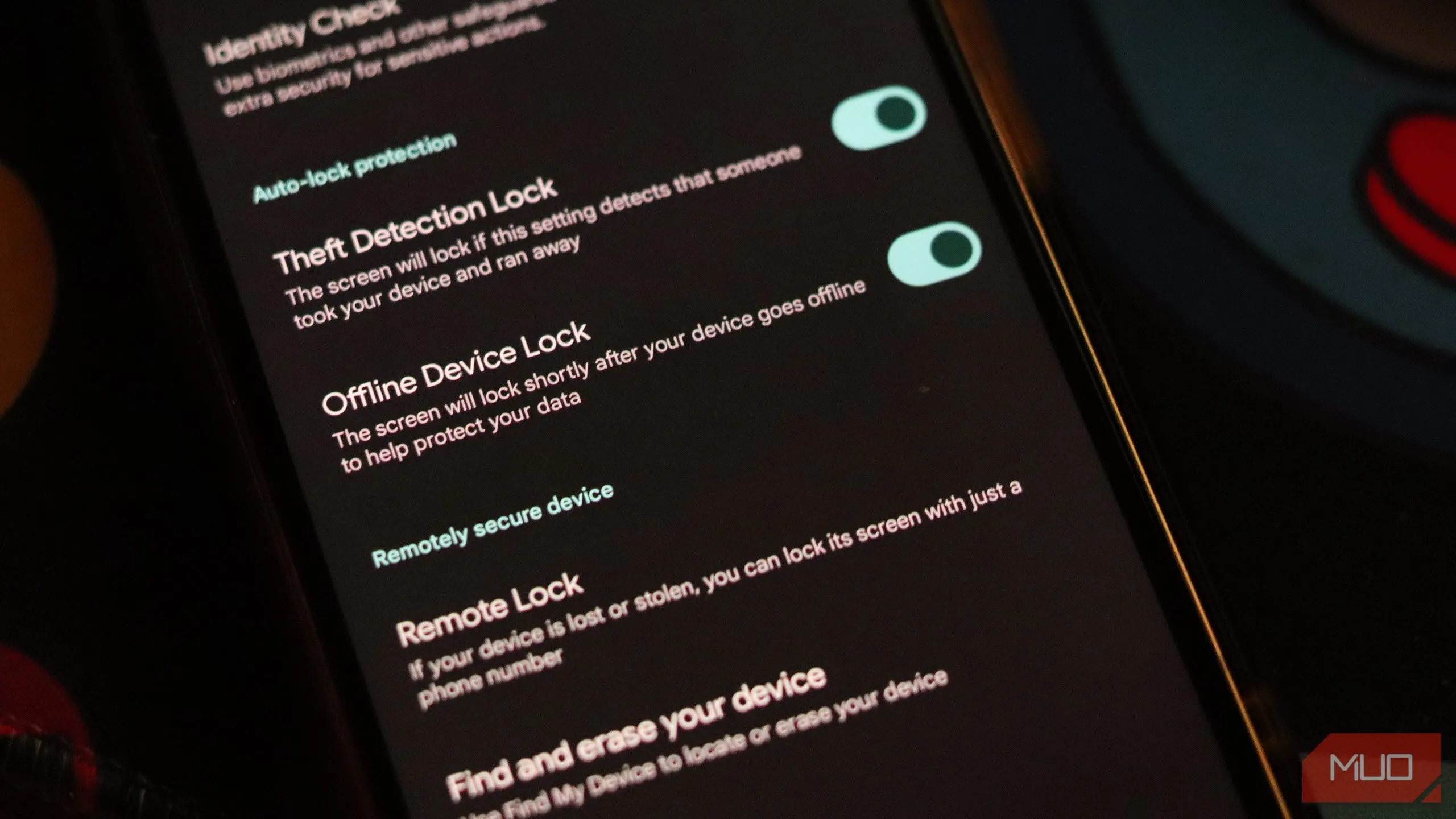 Giao diện cài đặt Android hiển thị các tính năng bảo vệ chống trộm nâng cao như Khóa phát hiện trộm cắp và Khóa thiết bị ngoại tuyến.
