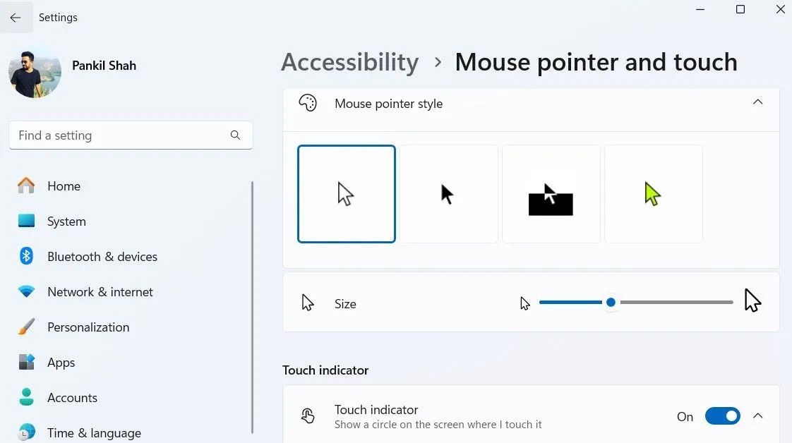 Giao diện cài đặt con trỏ chuột và kích thước văn bản trong Windows 11, cho phép người dùng tùy chỉnh kích thước và màu sắc của con trỏ để dễ nhìn hơn.