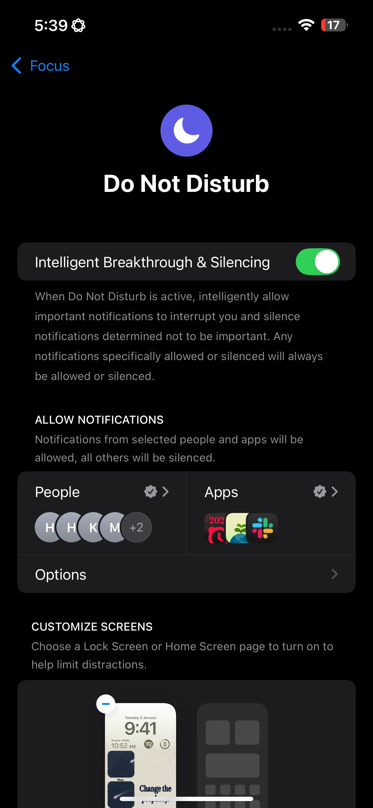 Giao diện cài đặt của một Chế độ Tập trung tùy chỉnh trên iPhone, cho phép bật tính năng &quot;Intelligence Breakthrough &amp; Silencing&quot; để lọc thông báo bằng AI.