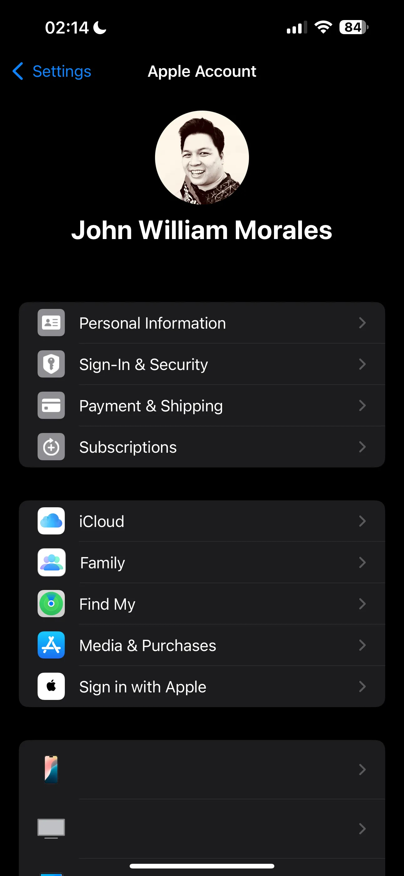 Giao diện cài đặt hồ sơ iPhone hiển thị thông tin tài khoản Apple ID chính và tài khoản phụ trong mục Phương tiện & Mục mua để chuẩn bị chuyển đổi ứng dụng.