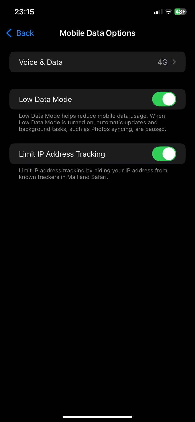 Giao diện cài đặt iOS hiển thị Low Data Mode đã được kích hoạt để tiết kiệm dữ liệu di động