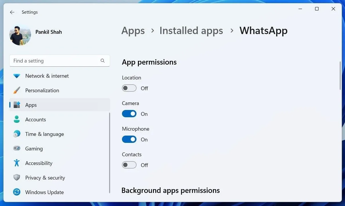 Giao diện cài đặt quyền ứng dụng cho WhatsApp trong Windows 11, hiển thị các tùy chọn bật tắt quyền truy cập Micro và Vị trí.