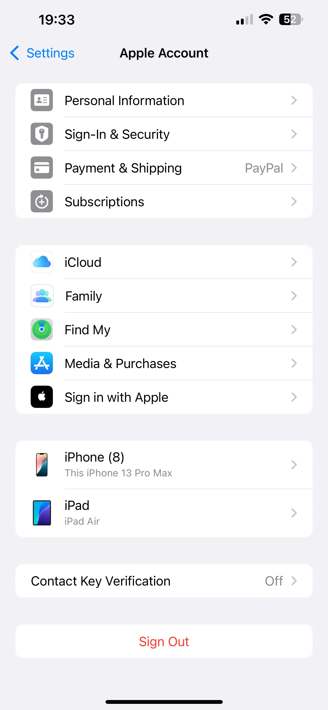 Giao diện cài đặt tài khoản Apple ID trên iPhone, hiển thị các tùy chọn iCloud và Sao lưu iCloud