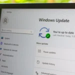 Giao diện cài đặt Windows 11 hiển thị trạng thái cập nhật hệ điều hành đang chờ xử lý.