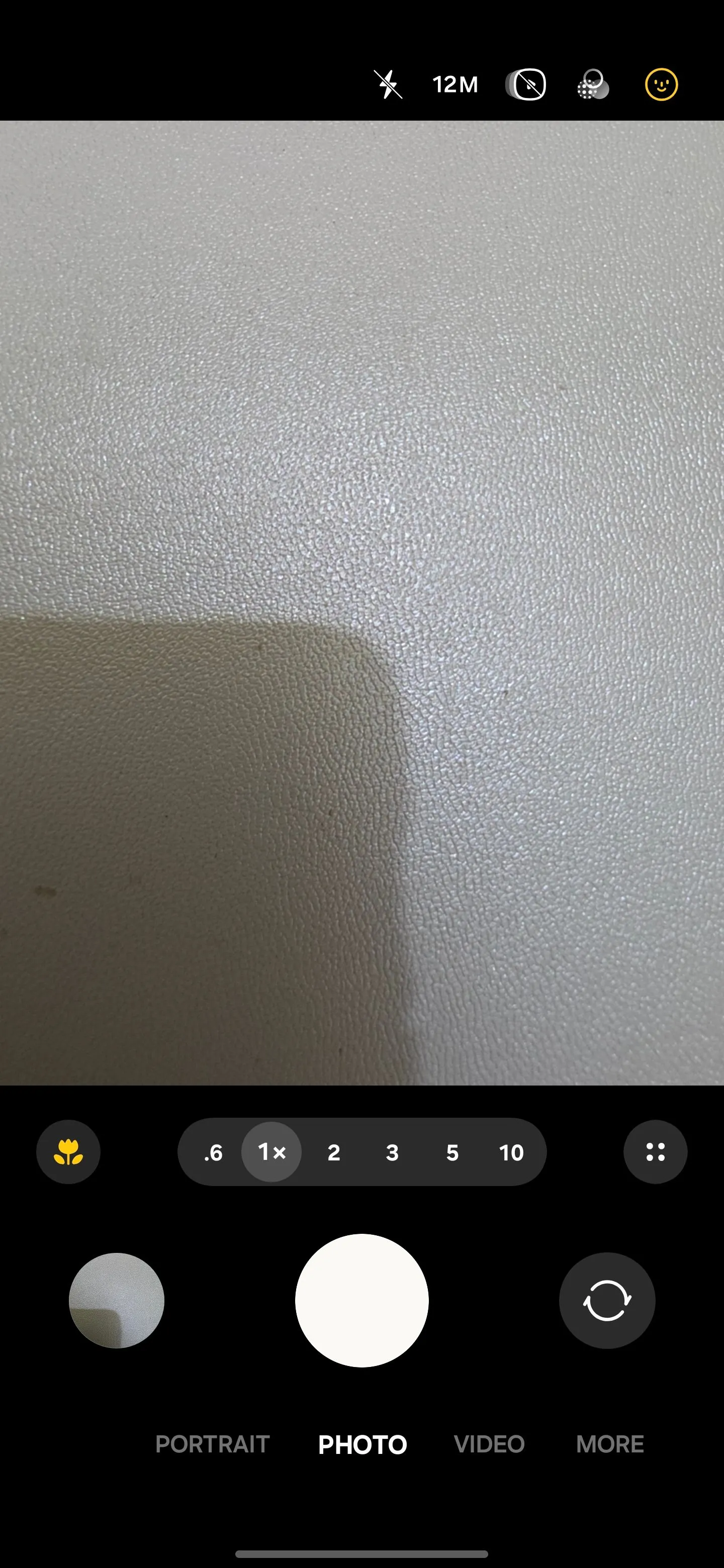 Giao diện camera trên điện thoại Samsung Galaxy S25 Ultra, với nút &quot;Thêm&quot; (More) ở góc phải màn hình.