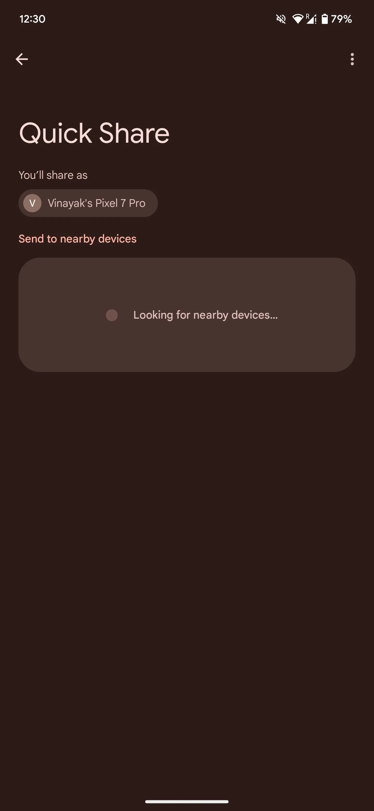 Giao diện Chia sẻ nhanh đang tìm kiếm các thiết bị Android lân cận để chuyển tập tin.