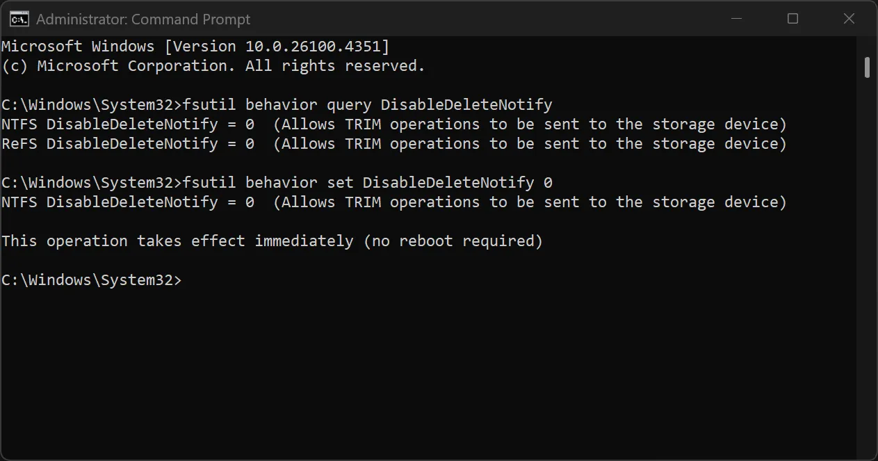 Giao diện Command Prompt đang chạy lệnh kiểm tra trạng thái TRIM trên Windows.