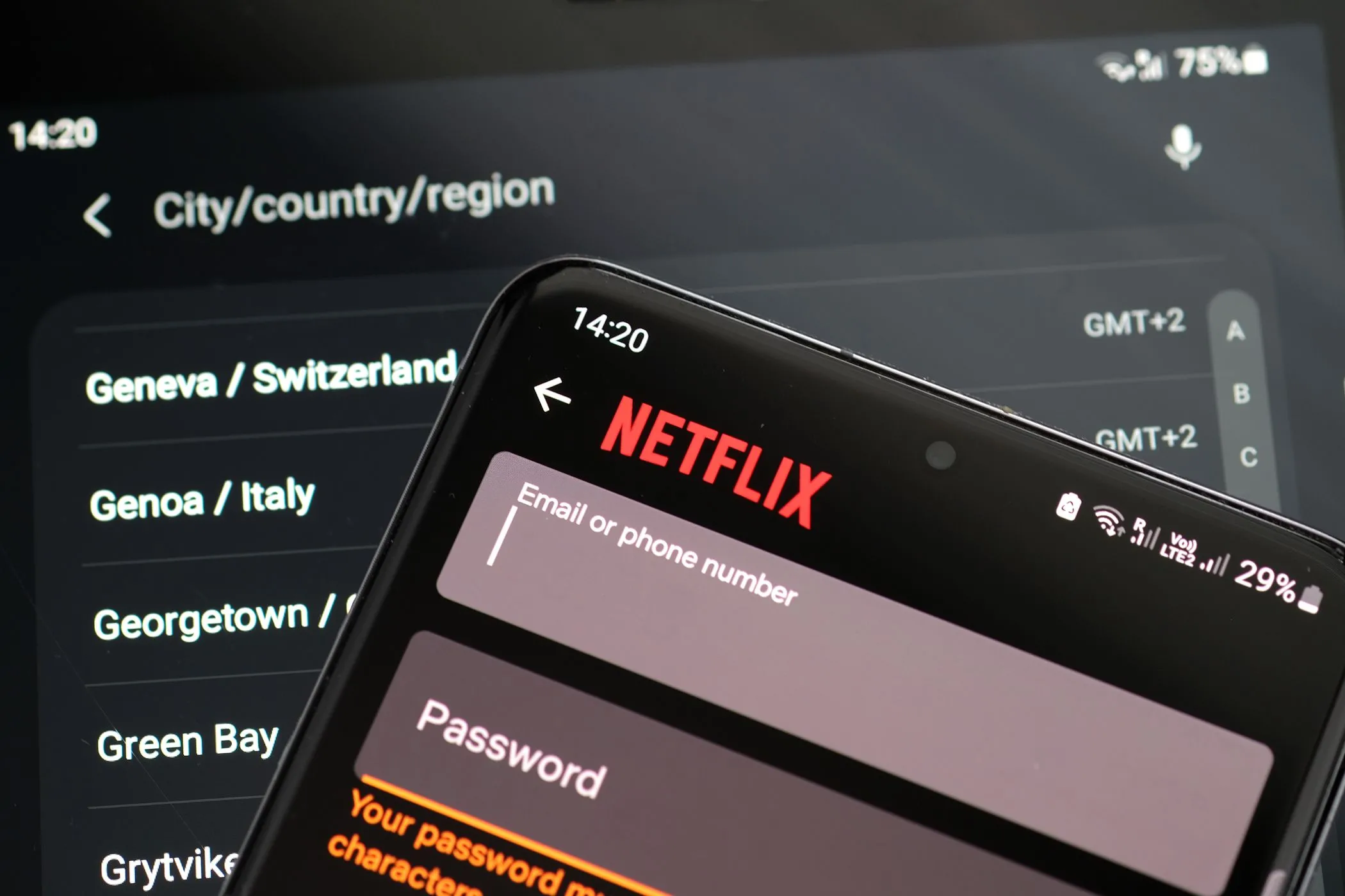Giao diện đăng nhập Netflix khi người dùng cân nhắc các lựa chọn truy cập dịch vụ