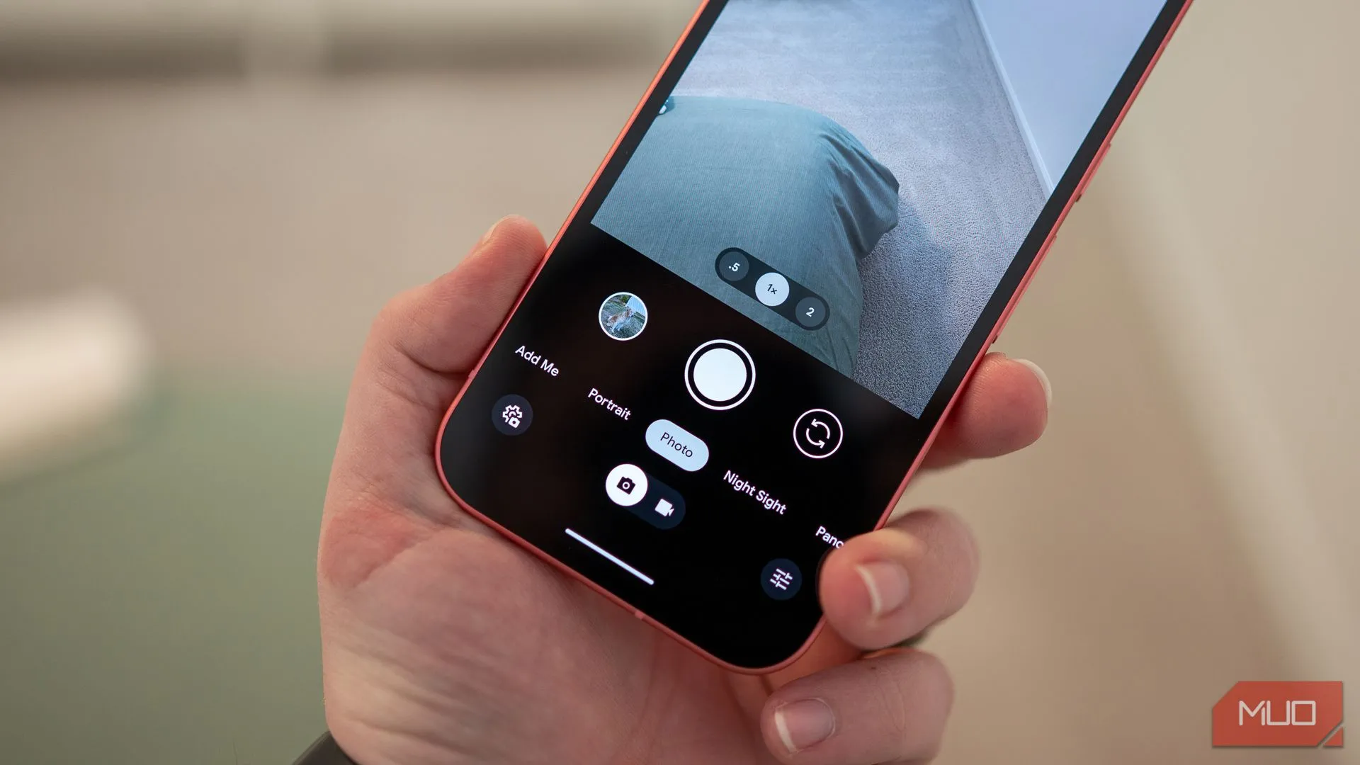Giao diện điều khiển camera trên Google Pixel 9a, cho thấy các tùy chọn chụp ảnh chuyên nghiệp và tích hợp AI.
