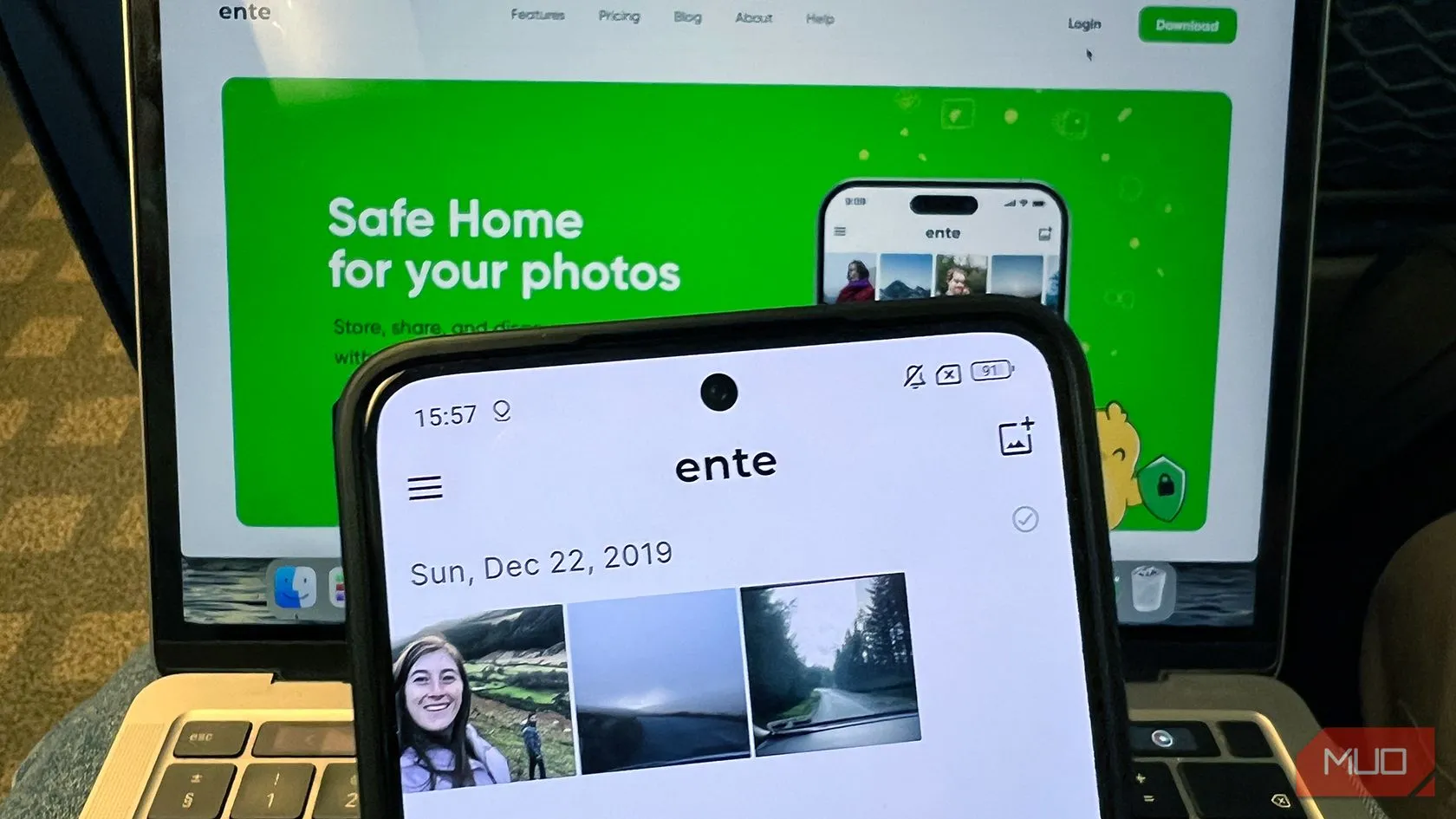 Giao diện Ente Photos trên điện thoại Android và MacBook, minh họa khả năng bảo mật và đồng bộ hóa đa nền tảng.