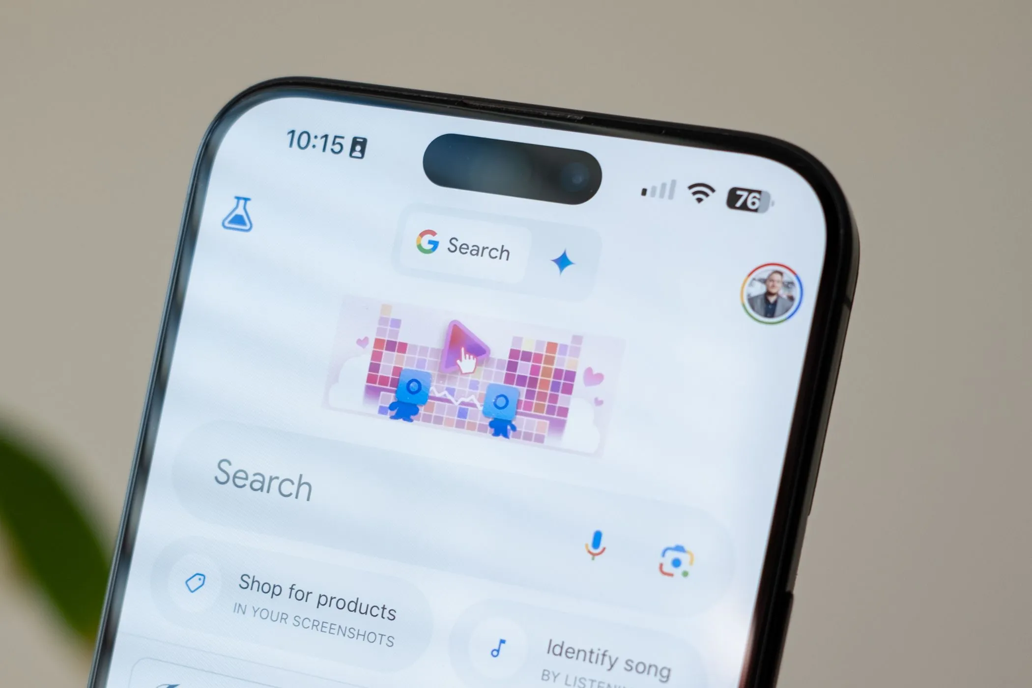 Giao diện Gemini AI với biểu tượng tìm kiếm trong ứng dụng Google trên iPhone 15 Pro Max, minh họa tính năng Gemini Live