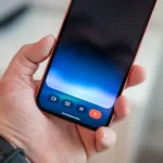 Giao diện Gemini Live đang hoạt động trên Google Pixel 9a, minh họa khả năng tương tác AI thông minh của điện thoại.