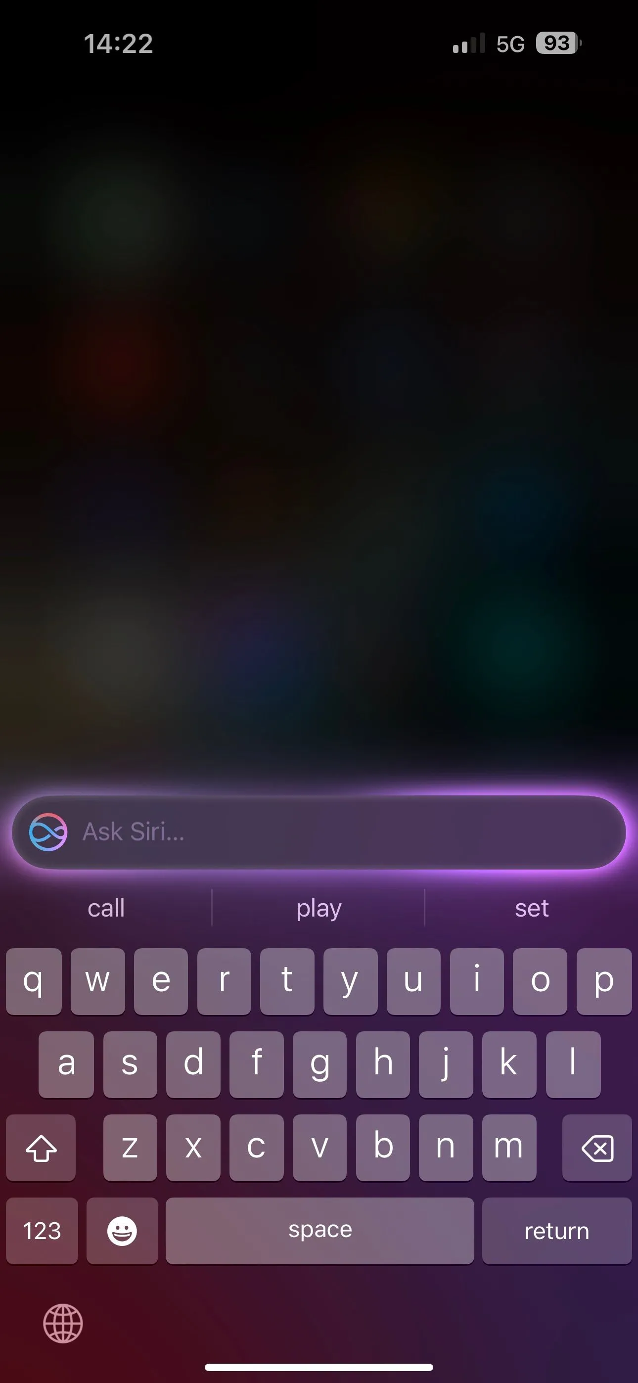 Giao diện Gõ cho Siri (Type to Siri) trên iPhone với bàn phím hiện ra để nhập lệnh.